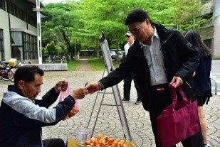 Program 8: Reduce the plastic bags usage at the Farmers’ Market (every Tuesday 11:00-14:00) at NTTU. Encourage students bring reusable bags to buy fruits. The total price will be 0.1 USD off if the buyer doesn’t need a plastic bag. .(Taitung University)  