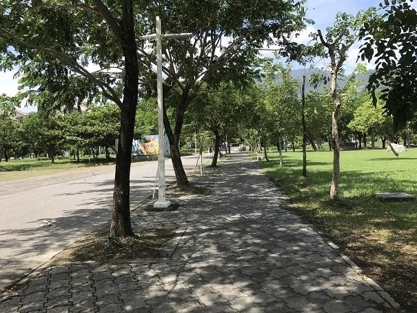 Pedestrian path between general education building and dormitories separated from road for vehicle. Soft and permeable pavement. (Taitung University)