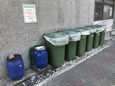 校園資源回收桶組(左邊藍色為廚餘回收桶)