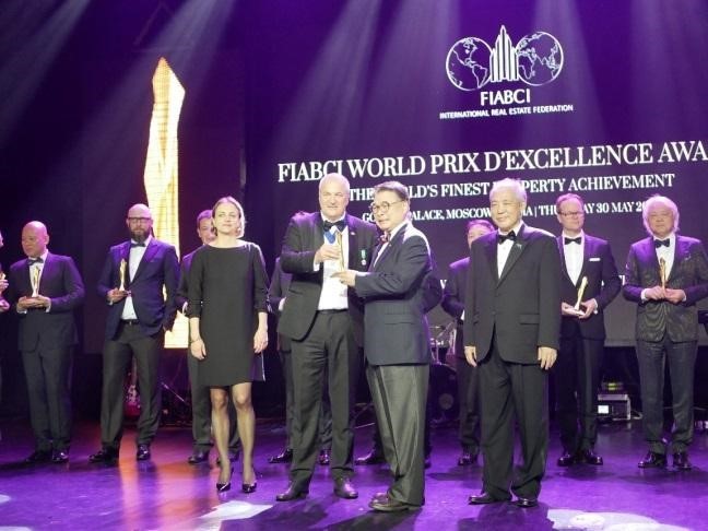 University President Dr. Tzeng Yao-Ming Receiving the 2019 FIABCI World Prix d'Excellence Awards for the excellence of the Library & Information Center building in Moscow. (Taitung University)