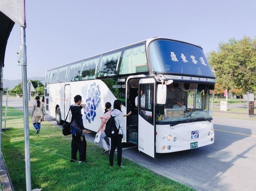 However, the No. 8129 shuttle bus services between the university and downtown Taitung City and Zhiben Township. Bus stop installed inside the Main Entrance Gate (left). The bus stops for the No.8129 bus service (right). ((Taitung University)