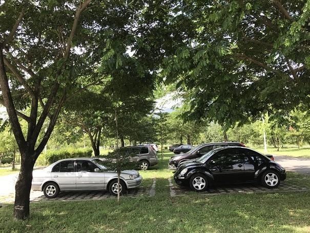 Parking area at Human College (left) and Science & Engineering College (right) with tree shade. (Taitung University)