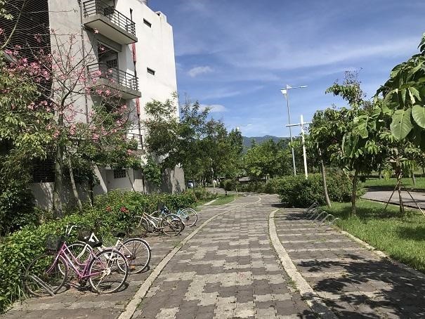 Pedestrian path and bicycle parking lot in front of Teacher’s College. (Taitung University)